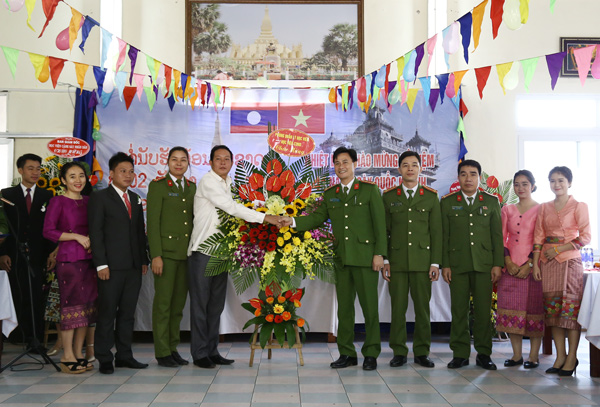 Đại diện các đơn vị chức năng thuộc Học viện CSND tặng hoa chúc mừng Quốc khánh Lào.